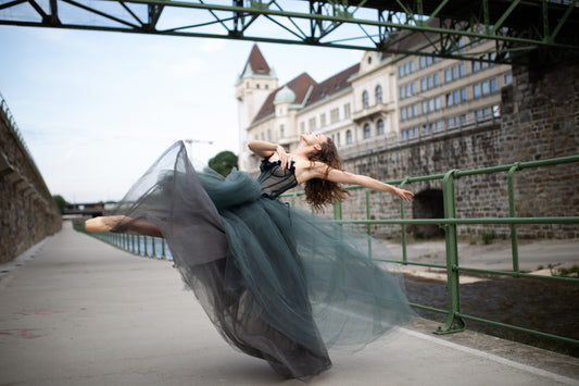 Chausson d’Or Ballerina Gracefully En Pointe: Nina Tonoli